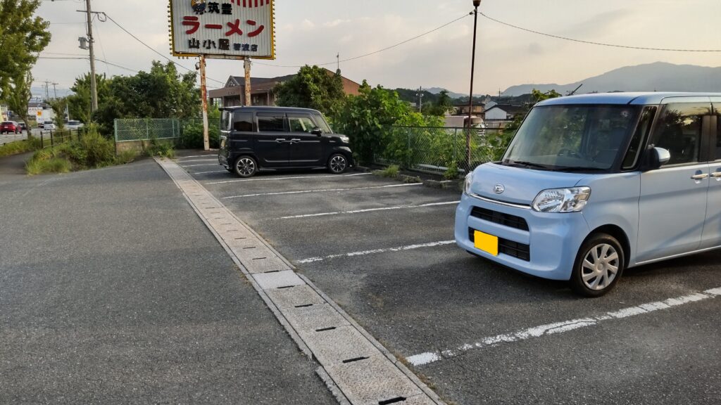 山小屋ラーメン駐車場