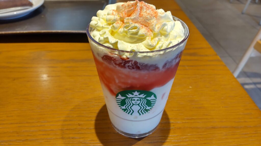 ストロベリーメリークリームフラペチーノ