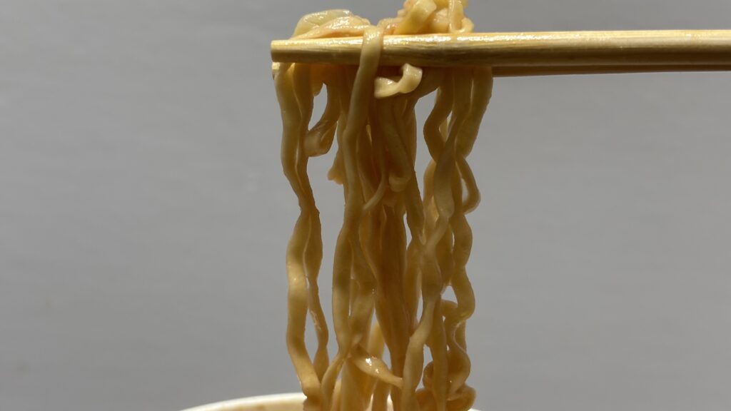 セブンプレミアム チリトマト味ヌードルBIG 麺