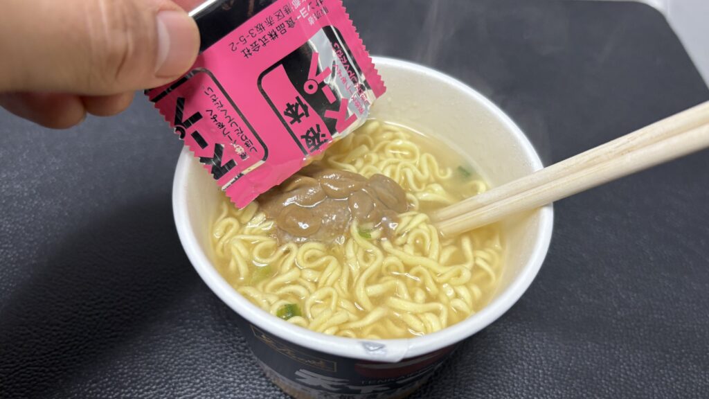 天下一品ミニカップ麺 液体スープ入れる