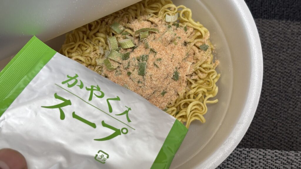 辛辛魚カップ麺 かやく入れる