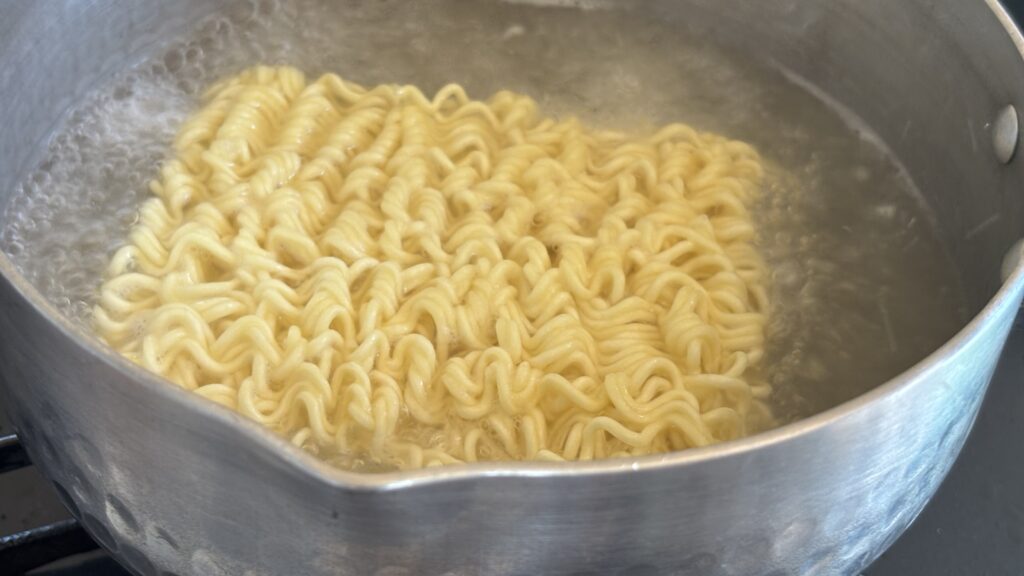 一蘭ちぢれ袋麺 沸騰いた鍋に麺投入